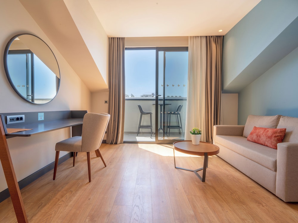 DELUXE ROOF ROOM