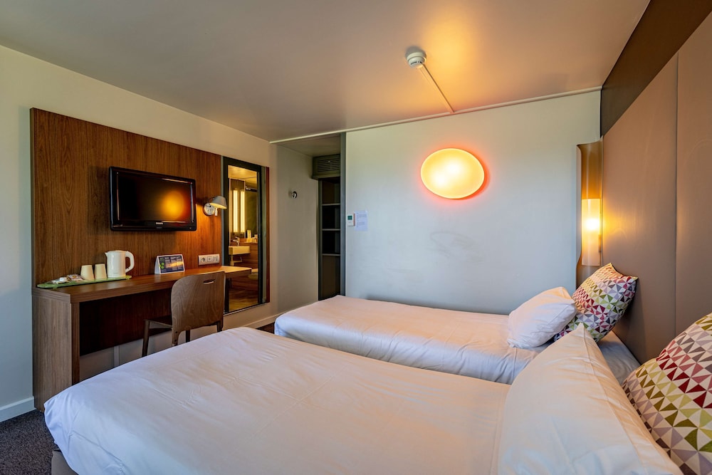 Standard Room, 2 Twin Beds (Junior Bed up to 10 years) - Photo 7