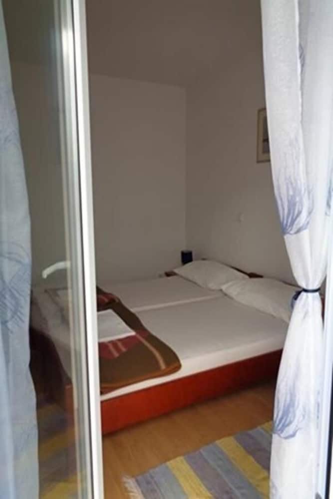 Studio (Vlado - 100 m from pebble beach - SA2) photo 1