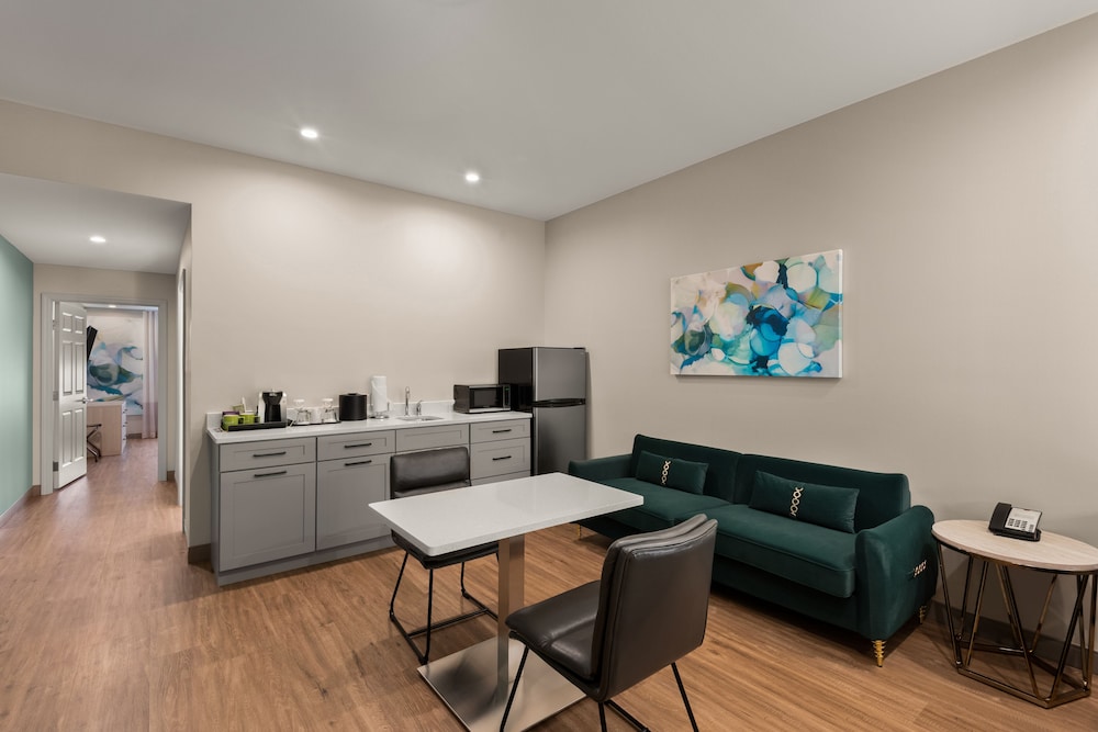 Suite, 1 Bedroom, Non Smoking, Garden View (1 King Bed, Dressing Counter) - Photo 3