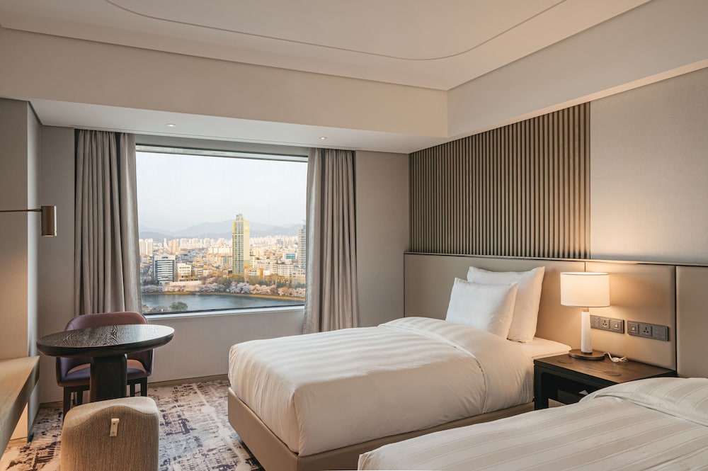 Deluxe Twin Room, Bathtub, Lake View