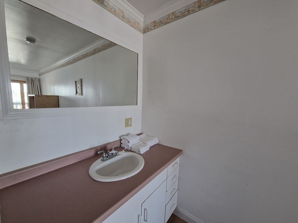 Standard Single Room, 1 Queen Bed photo 3