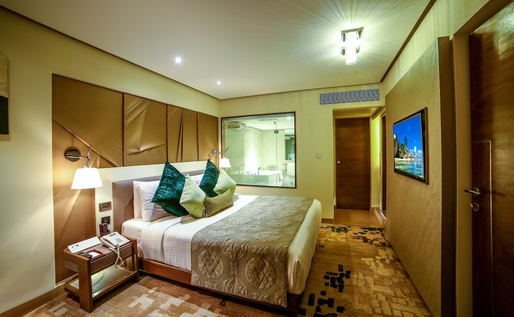Suite Room with Airport Transfer - Photo 1