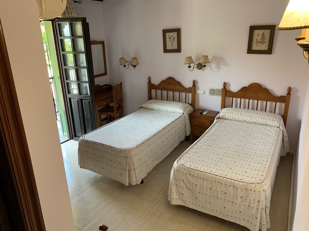 Twin Room, Private Bathroom - Photo 1