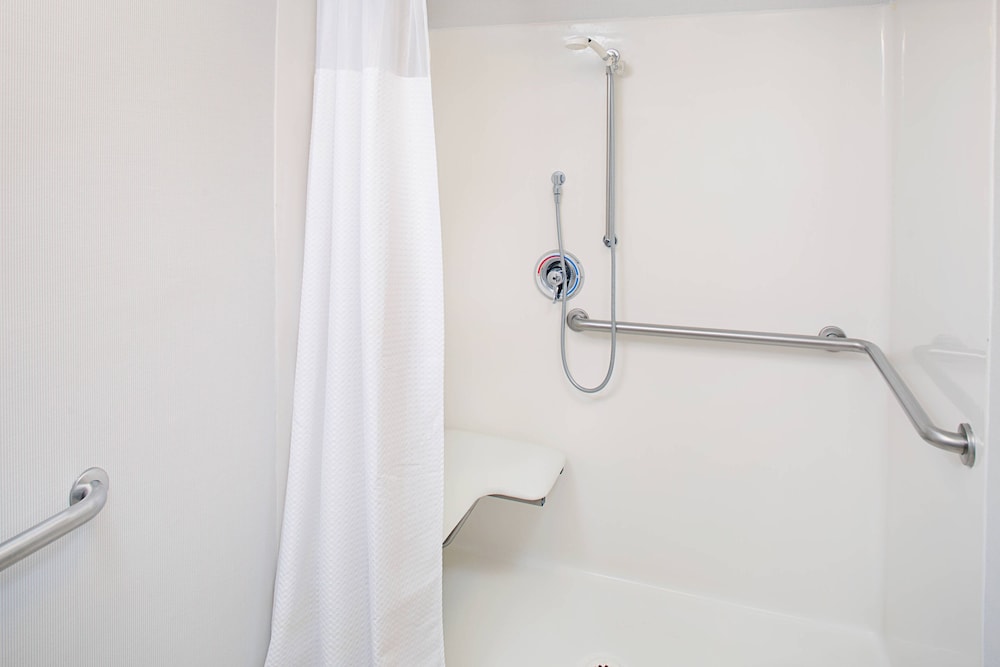 Room, 2 Queen Beds (Mobility/Hearing Access, Transf Shwr) - Photo 3