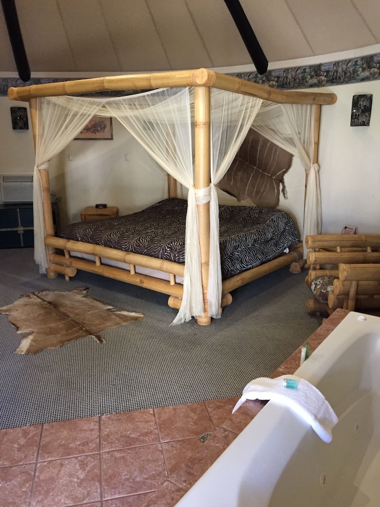 Safari Hut Themed Room with One king size bed Room Jaccuzi, Smoking - Photo 1