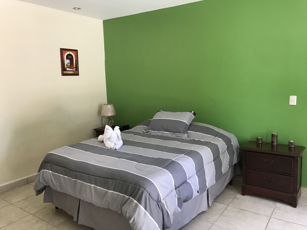 Standard Single Room, 1 Queen Bed, Private Bathroom photo 3