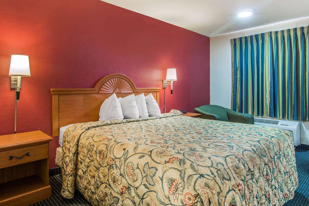 Standard Room, 1 King Bed, Non Smoking photo 2