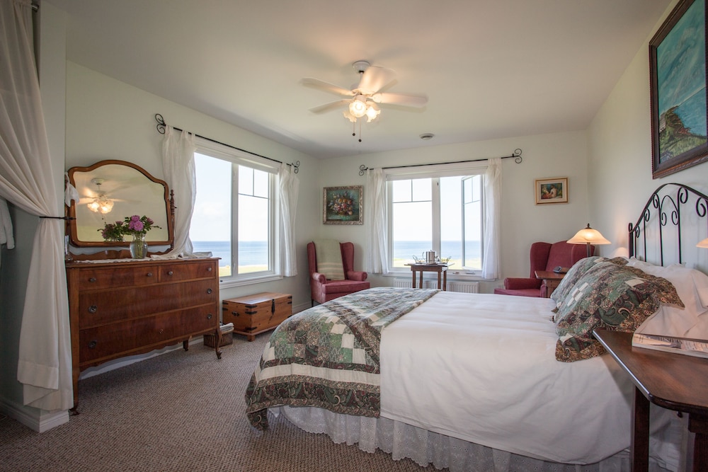 Superior Room, 1 Queen Bed, Ocean View (Sunset) photo 1
