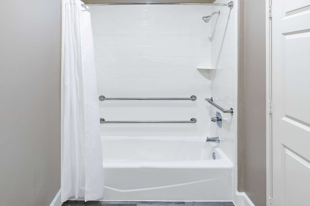 Room, 1 King Bed, Non Smoking (Efficiency) - Photo 6