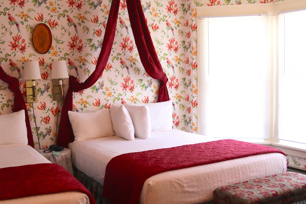 Premium Double Room, Ensuite (COLONIAL TWO QUEEN) photo 3