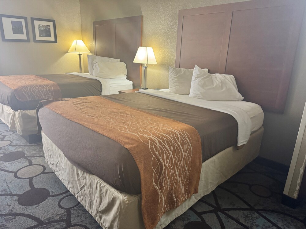 Deluxe Room, 2 Queen Beds, Accessible, Non Smoking (Mobility) - Photo 4