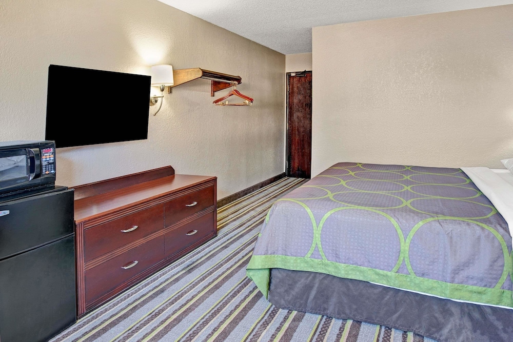 Upgraded, Suite, 1 Queen Bed, Non Smoking, Hot Tub - Photo 3