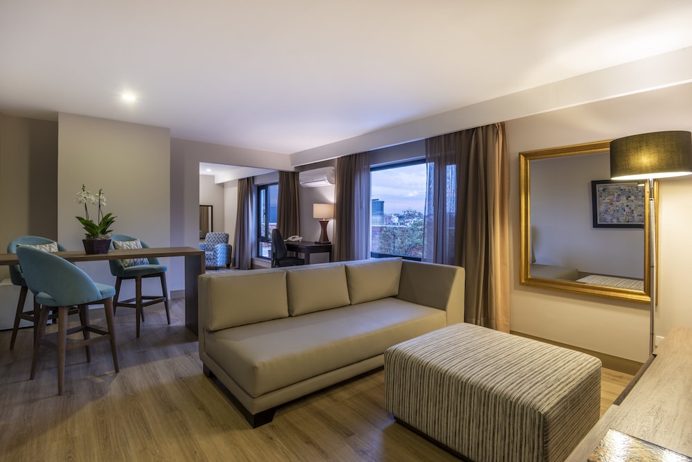 Suite - Photo 3