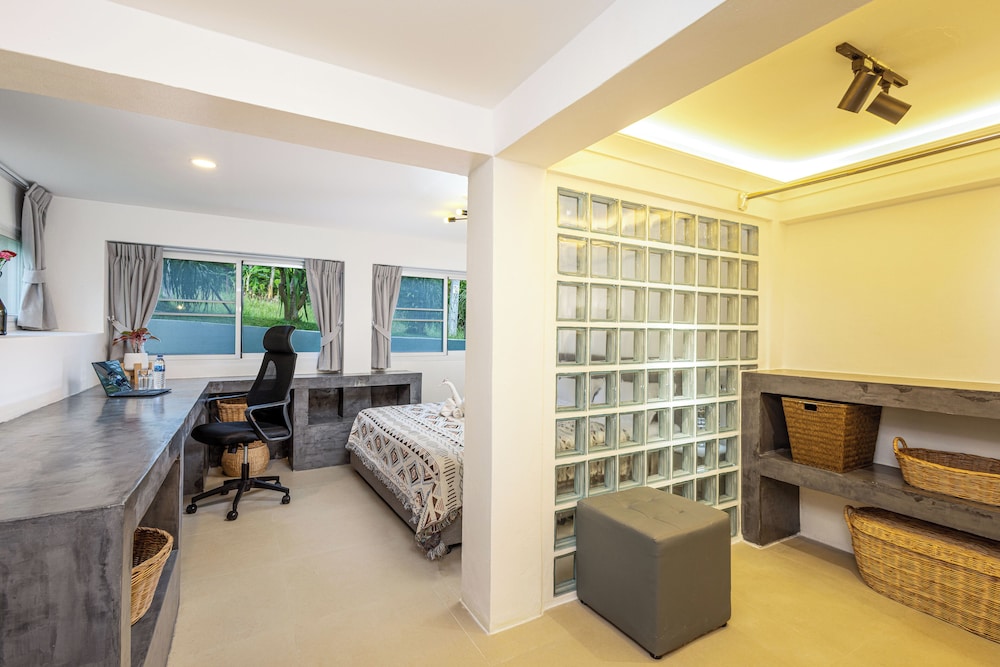 Design Studio Suite, 1 King Bed, Patio, Garden View