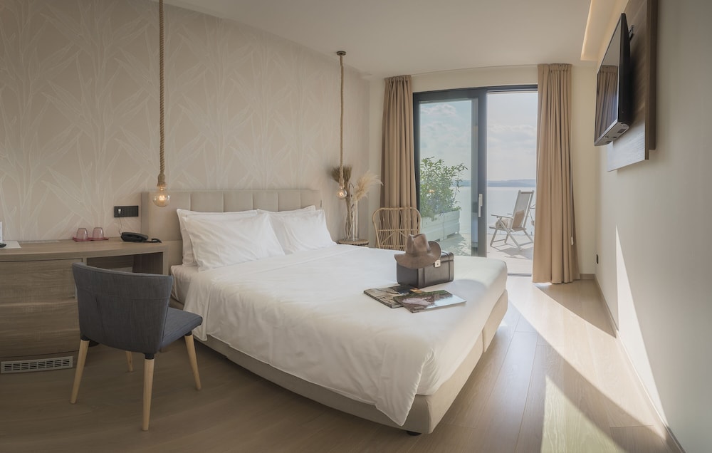Deluxe Room, Lake View