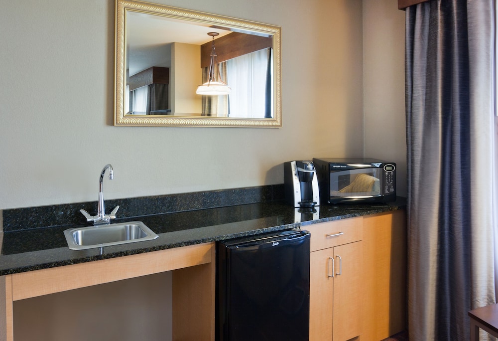 Suite, 1 Queen Bed, Accessible Bathtub (Communications)