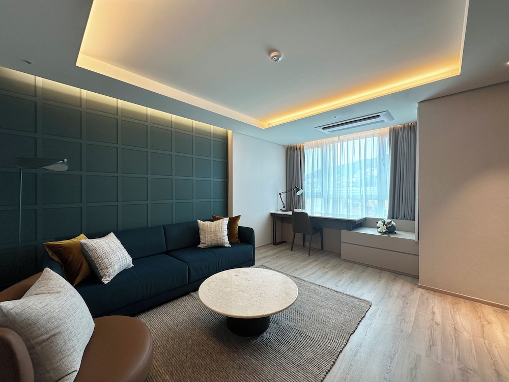 [Ef Lounge Pkg] Junior Suite Premier Twin Room, City View (2twosome Beverage Vouchers+Lounge Access)