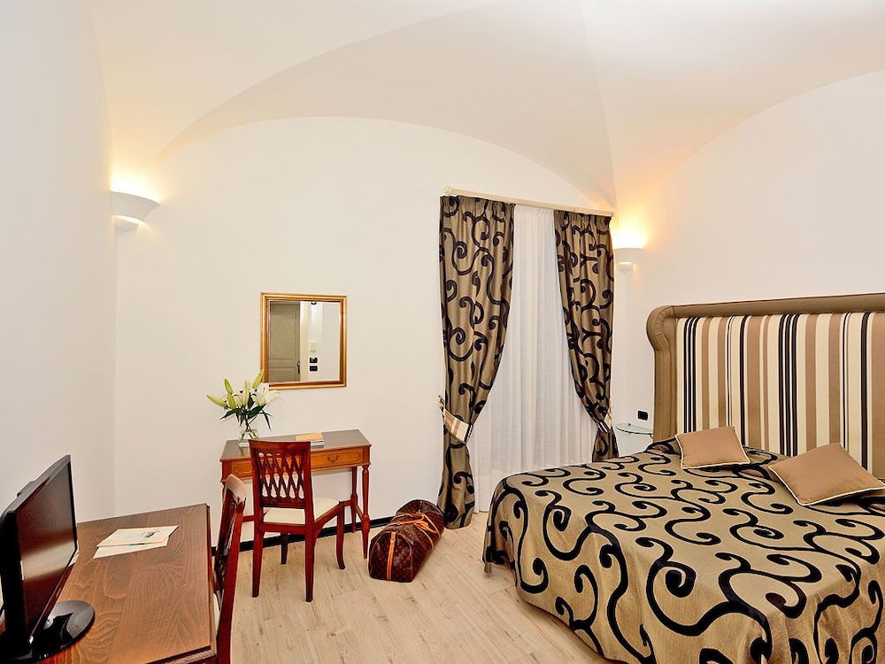 Standard Room thumbnail 5
