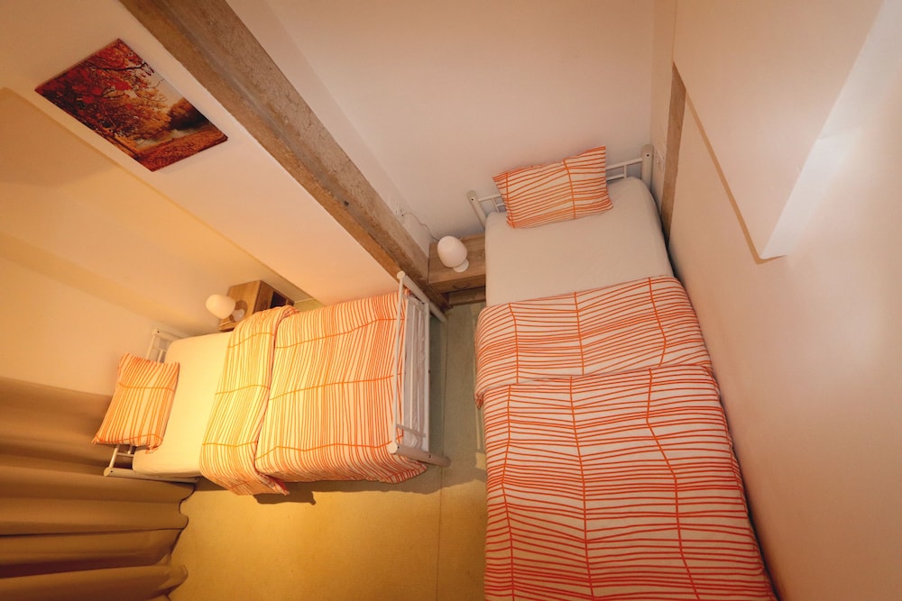 Basic Twin Room, 2 Twin Beds, Shared Bathroom photo 1