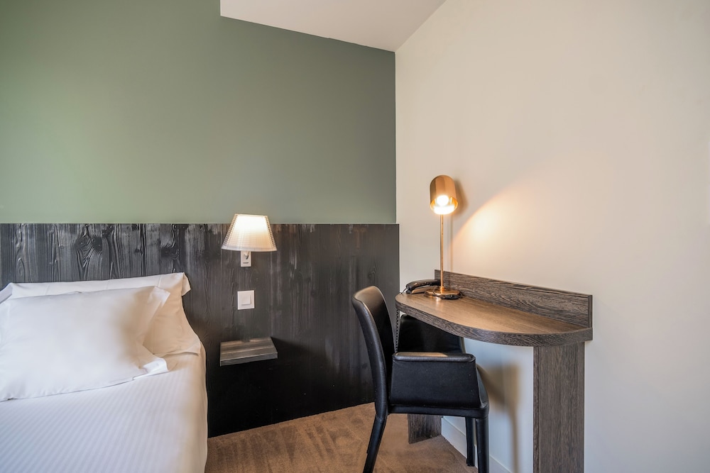 Standard Room, 1 Queen Bed, Courtyard View photo 3