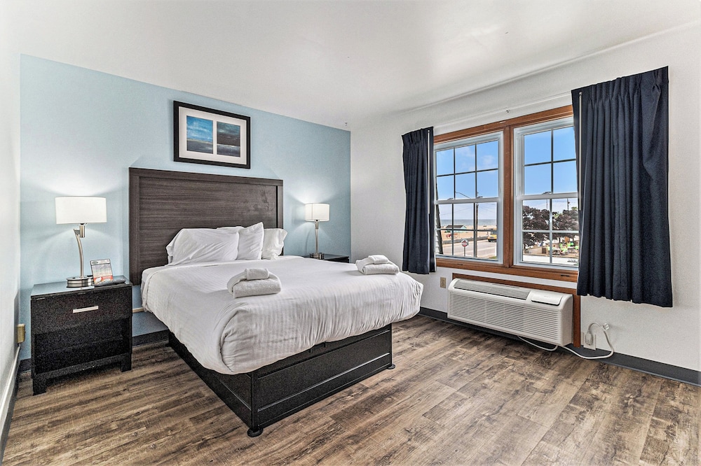Economy Room, 1 Queen Bed, Patio, Lake View photo 3