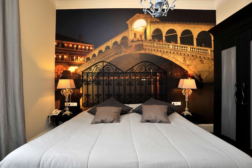 Superior Room, 2 Twin Beds, Bathtub - Photo 8