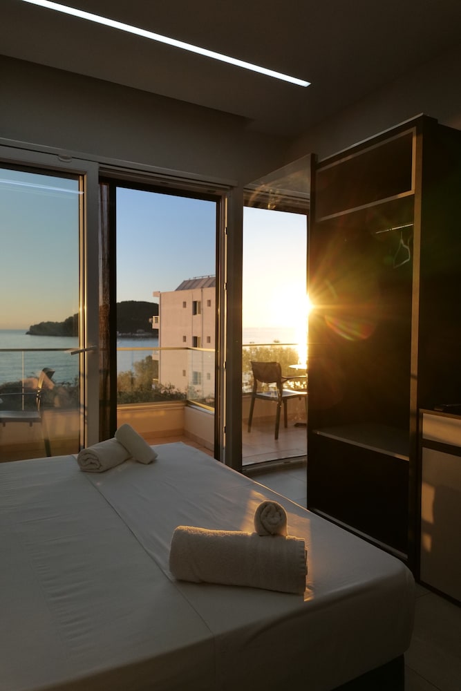 Premier Double-Sea/Pool Front with Private Balcony