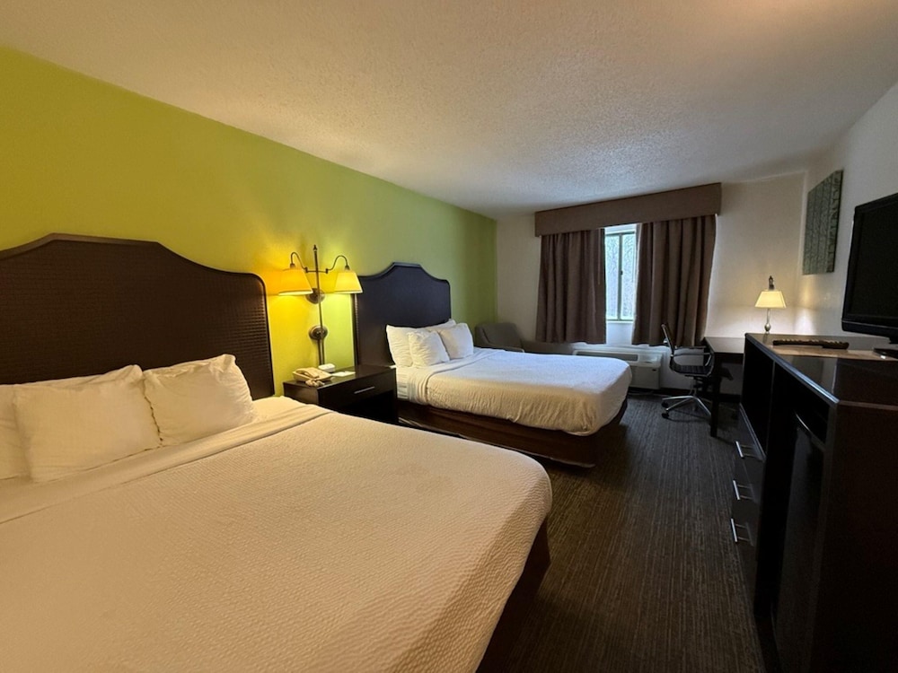 Standard Room, 2 Queen Beds, Non Smoking photo 2