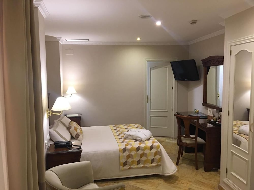 Standard Double Room - Photo 10