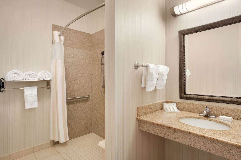 Room, 2 Queen Beds, Mobility/Hearing Accessible RI Shower - Photo 5