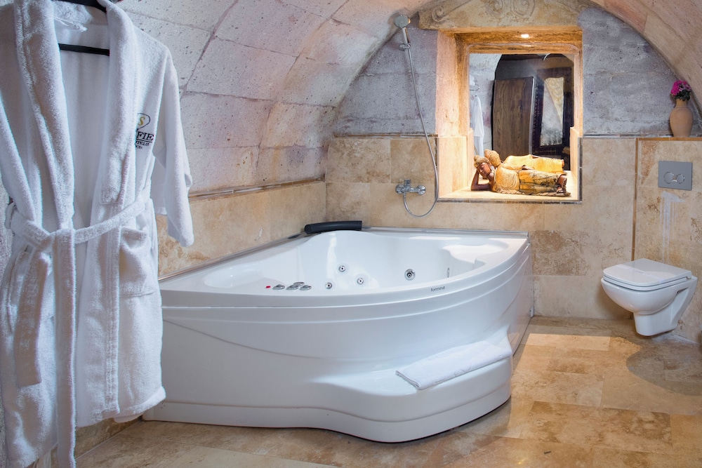 Deluxe Cave Room With Jakuzzi - Photo 3