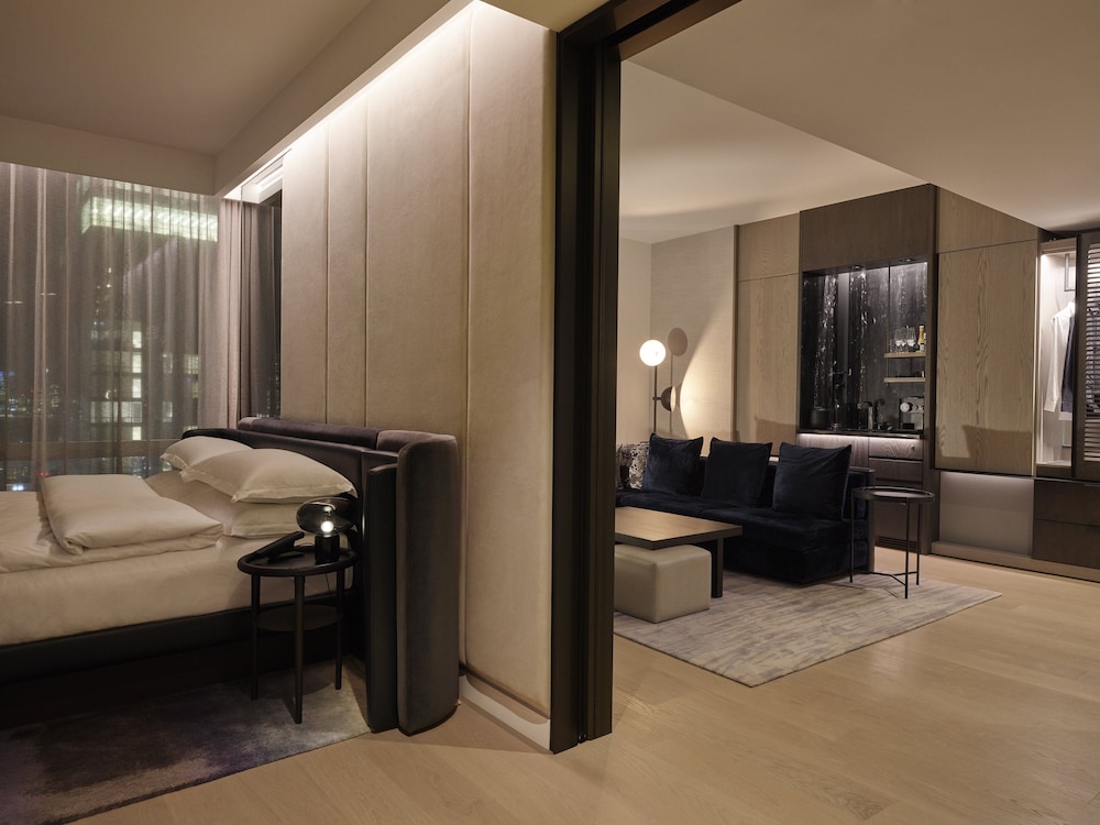 Suite, 1 Bedroom, Corner (Skyline View, 1 King Bed)