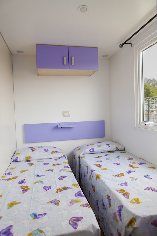 Mobile Home, Multiple Beds photo 1