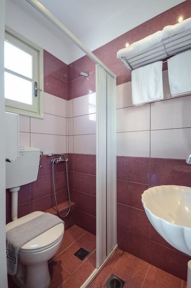 Small (Double or Twin) Bed Room Ground Floor photo 2