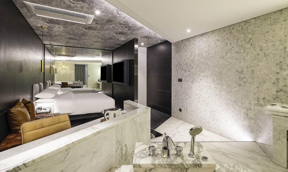 Deluxe King Room - Photo 1