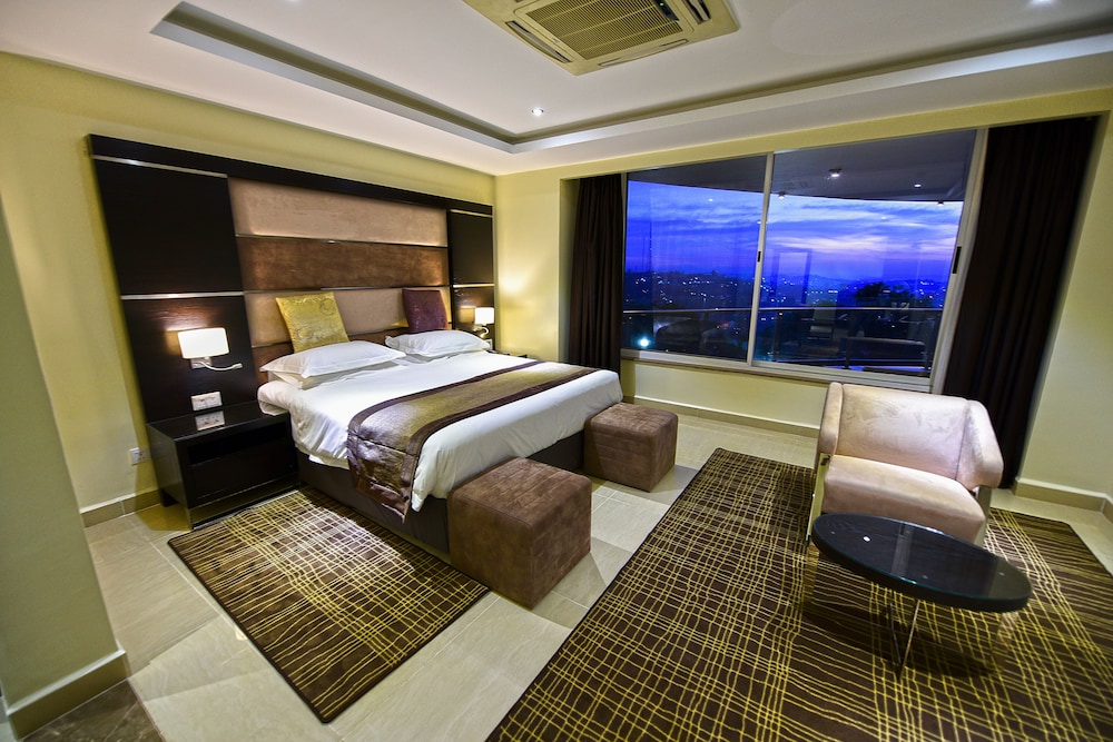 Suite, 1 Bedroom, City View (Balcony) photo 2
