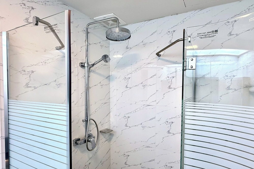 Luxury Twin Room - Photo 12
