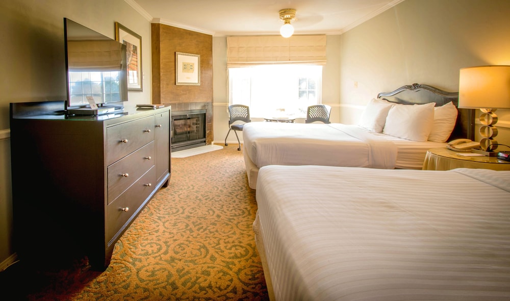 Deluxe Room, 2 Queen Beds, Fireplace