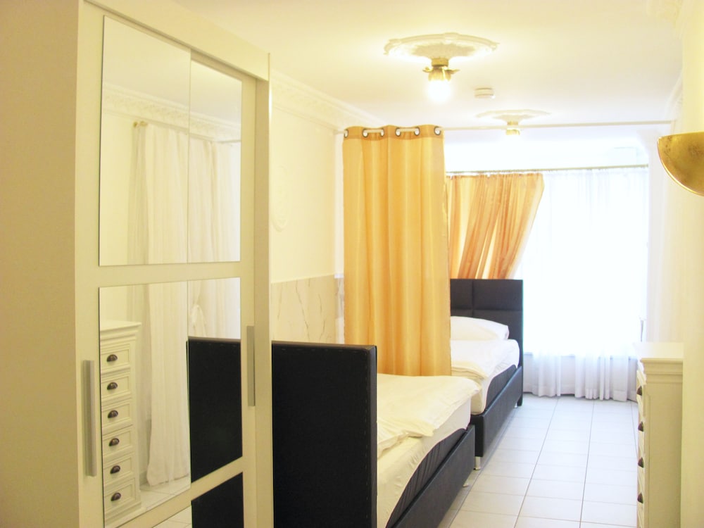 City Twin Room, Private Bathroom, City View (5) photo 1