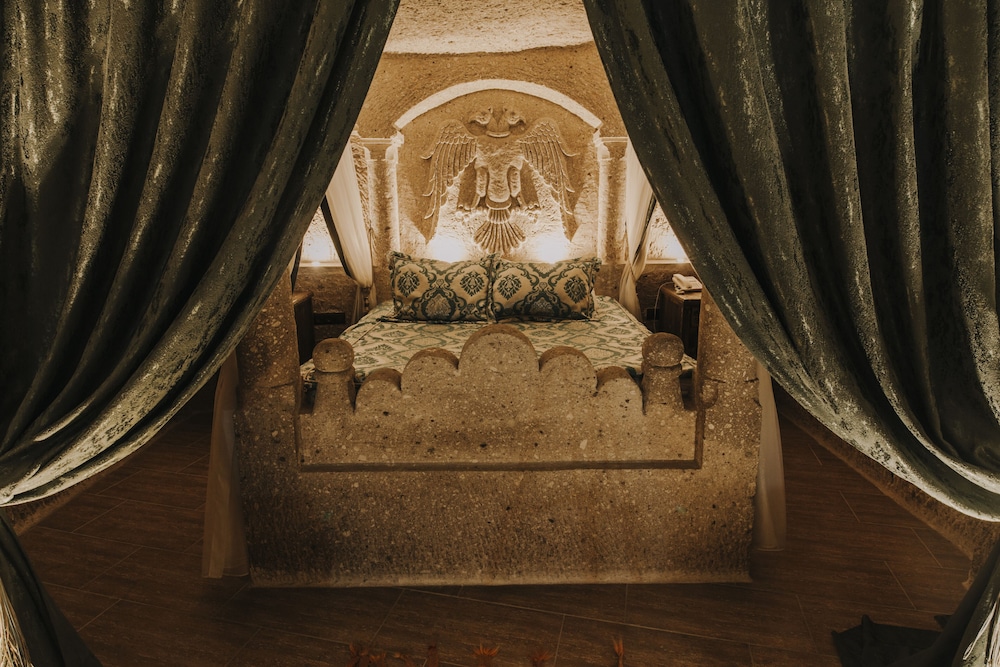 Queen Cave Suite photo 2