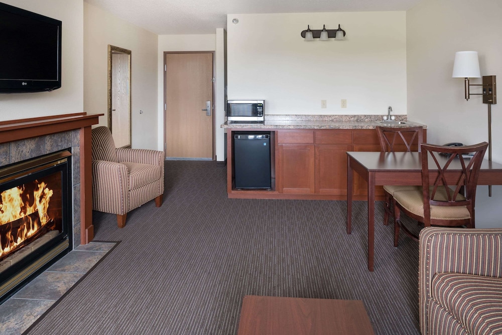 Superior Suite, 1 King Bed, Non Smoking photo 2