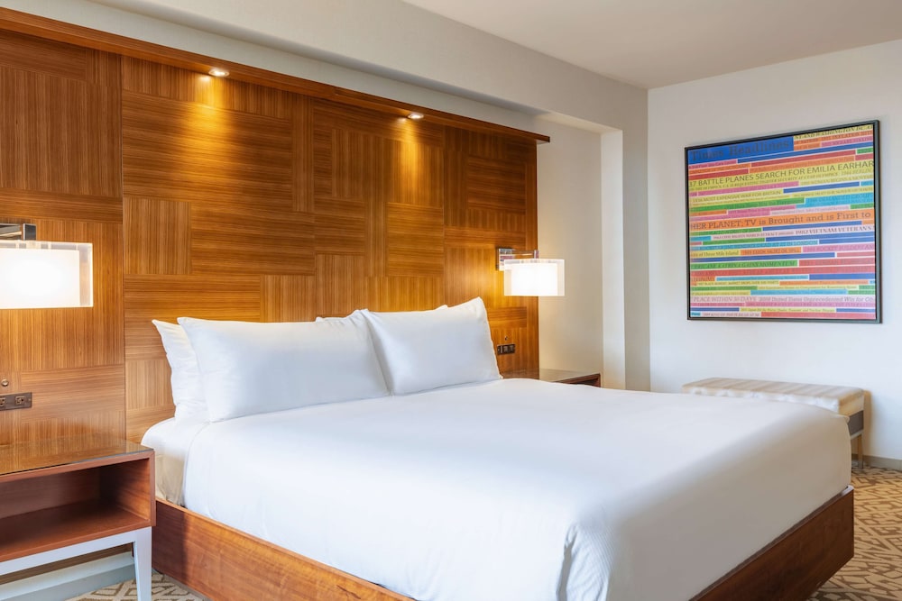 Basic Room, 1 King Bed, Accessible, Bathtub