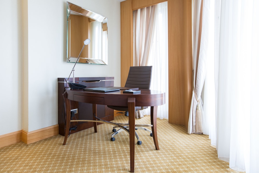 Executive Room, 1 King Bed, Smoking, City View - Photo 4