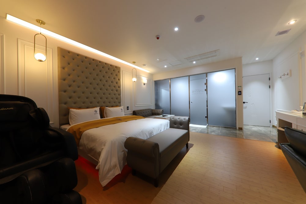 Room, Jetted Tub (Special) - Photo 3