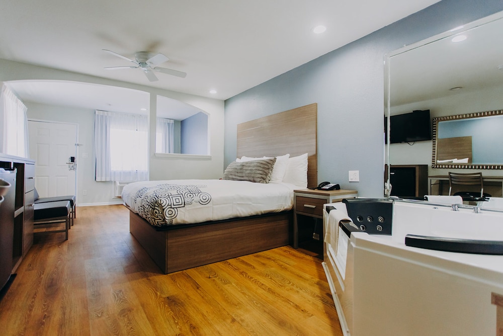 Room, 1 King Bed, Non Smoking, Jetted Tub photo 2