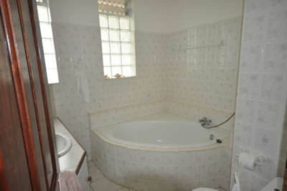 Vatu House (3 Queens & 2 Bunk Beds) photo 3