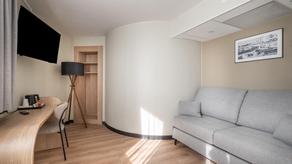 Junior Suite, 1 Queen Bed with Sofa bed - Photo 6