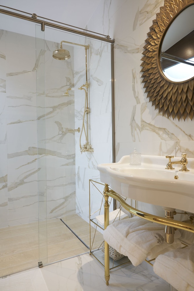 Suite (Montaigne) photo 3