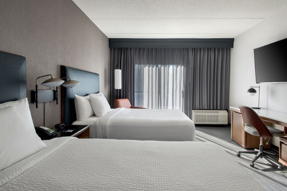 Room, 2 Queen Beds (Mobility Accessible, Tub) - Photo 6
